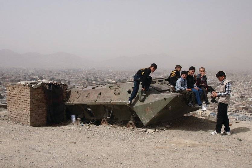Enfants jouant sur un vieux char russe abandonné, colline de Wazir Akbar Khan.
