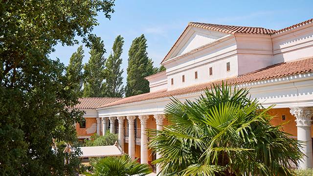 Stay at Puy du Fou hotels and extend your journey through history!