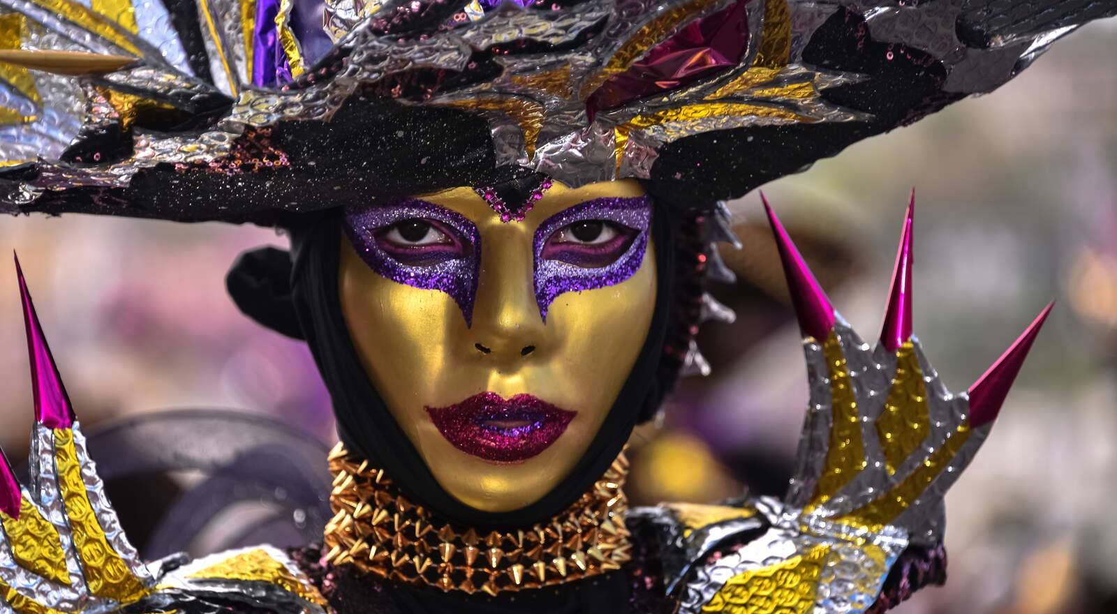 affiche avec portrait de femme et gens dans Brésil carnaval tenue