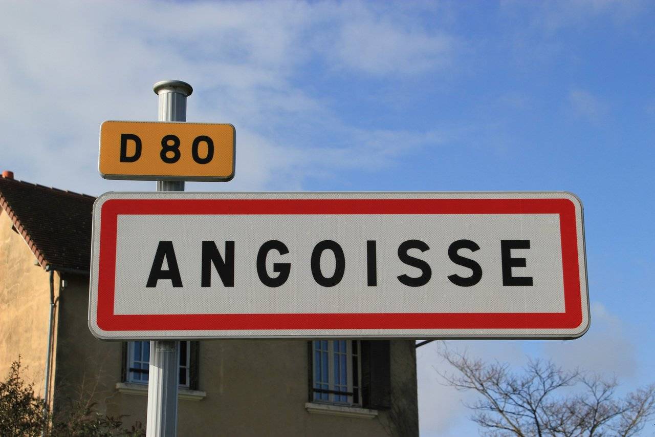 Nos villages aux noms burlesques : Arnac-la-Poste, l'histoire d'un  malentendu