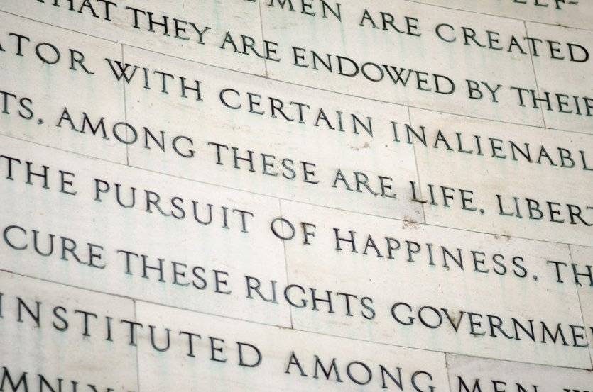 Extrait de la déclaration d'indépendance des Etats Unis, gravée dans la pierre.