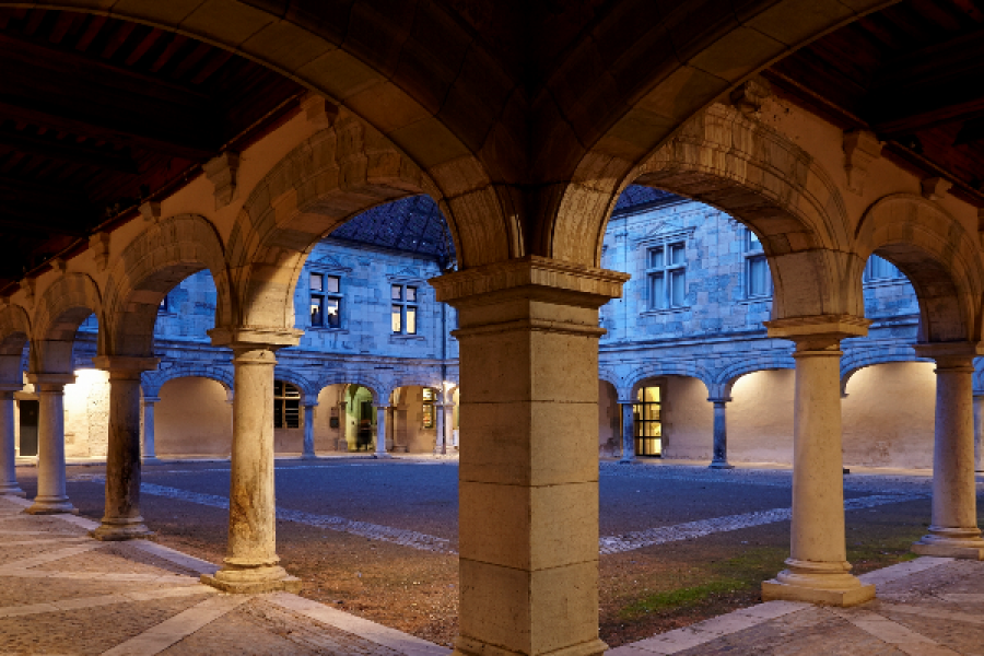 Cour du musée du Temps - ©© Photographie Pierre Guenat