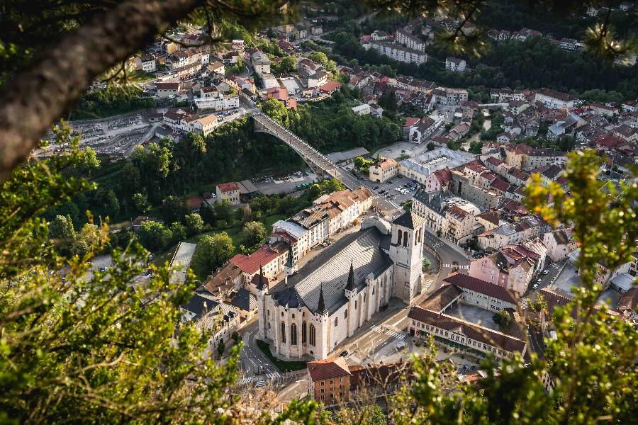 Vue depuis le Belvédère de L'Hermitage sur la cathédrale de Saint-Claude - ©Lilian Menetrier