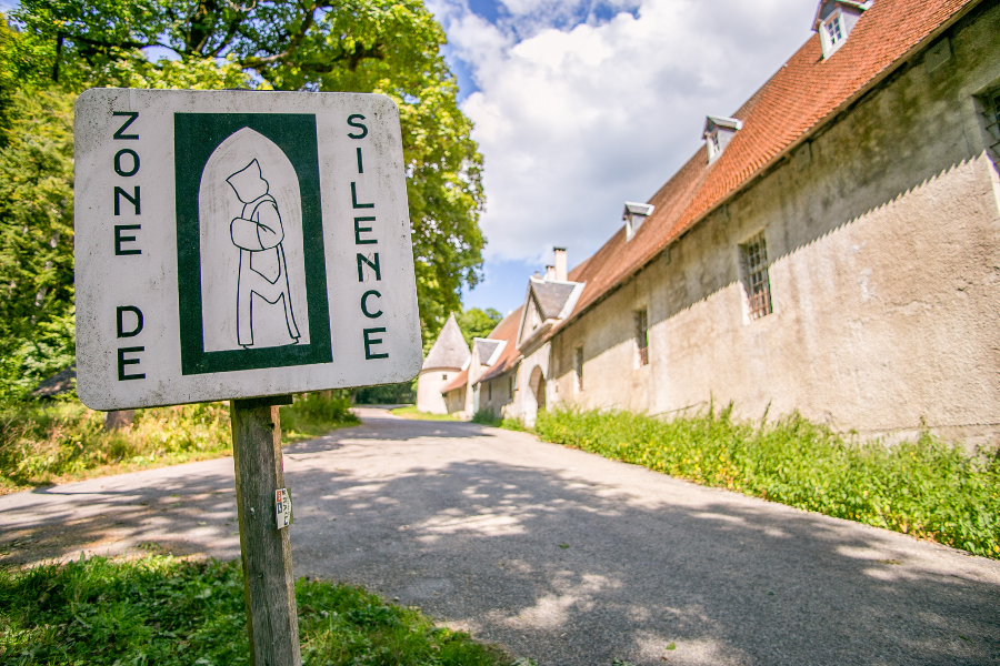 Panneau devant le Monastère ou il est indiqué « Silence » - ©Pascal Flament