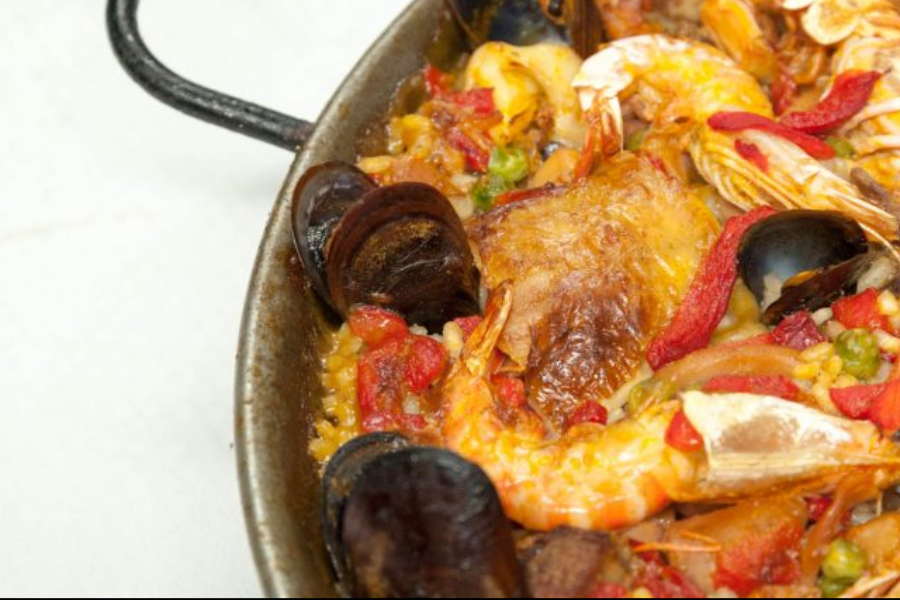 Paella especial de peix, carn i marisc - ©CAN CULLERETES