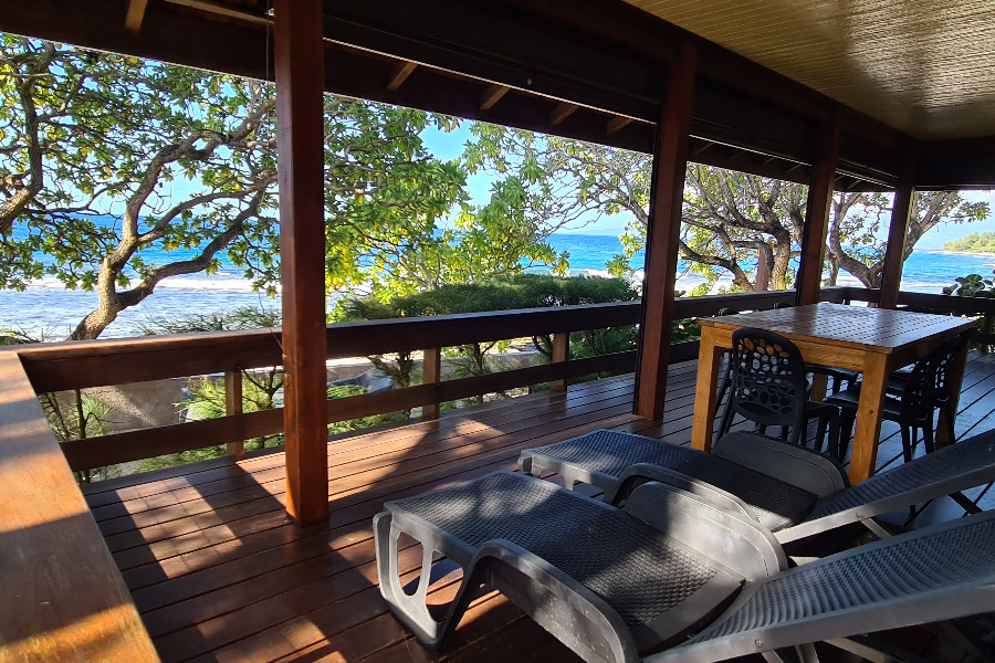 Terrasse du bungalow côté mer - ©Moorea Golf Lodge