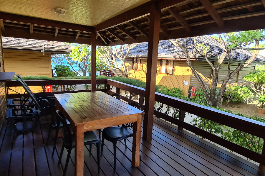 Terrasse du bungalow côté jardin - ©Moorea Golf Lodge