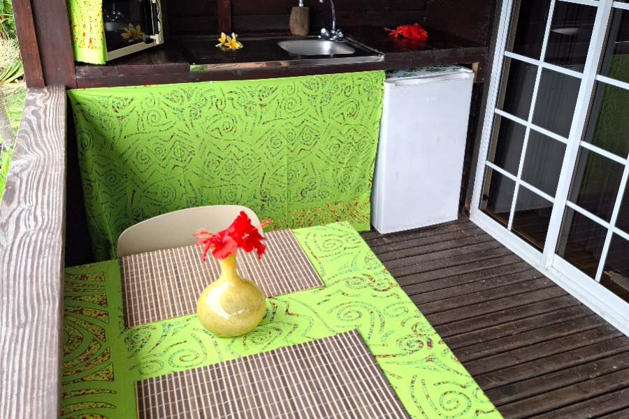 Petite terrasse, kitchenette.. - ©Pension Le Passage Tahaa