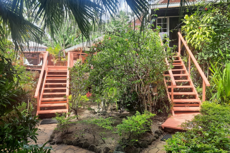 Escalier pour se rendre au bungalow jardin, deck piscine, cuisine commune... - ©Pension Le Passage