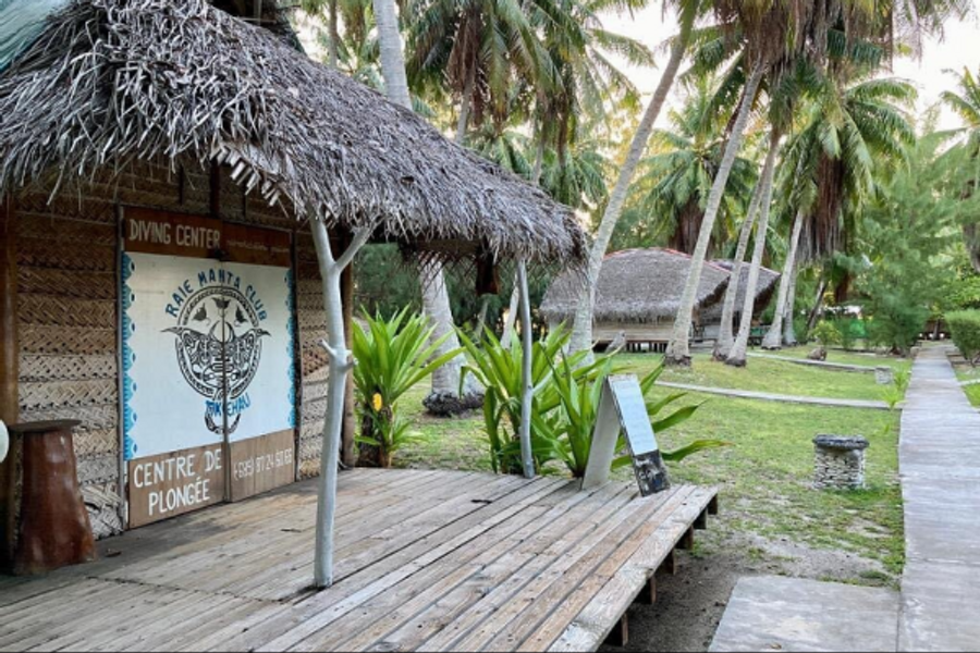 Le centre de plongée , aménagé dans un bungalow  typique des tuamotus - ©ok