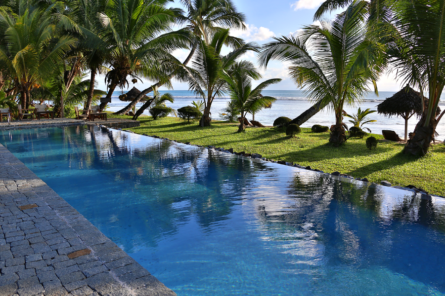 Une piscine dans un cadre idyllique - ©Princesse Bora Lodge & Spa