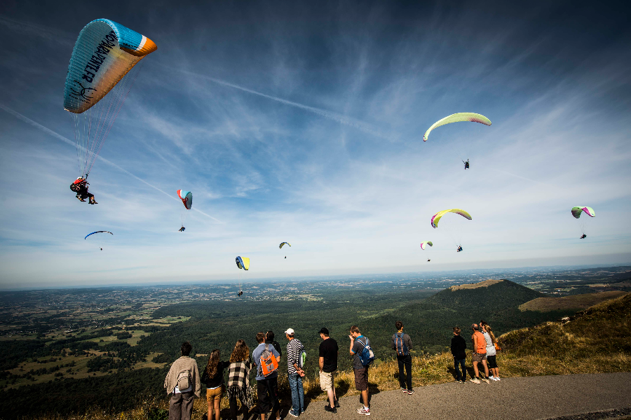 Sommet du Puy-de-Dôme et les parapentes - ©Terre d'Exception