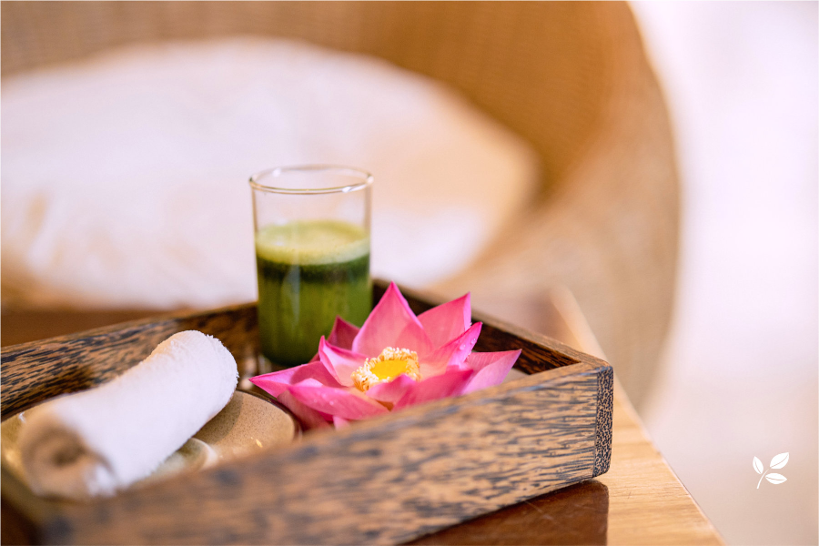 Une boisson à la spirulina et une serviette fraîche acceuil chacun de nos clients
