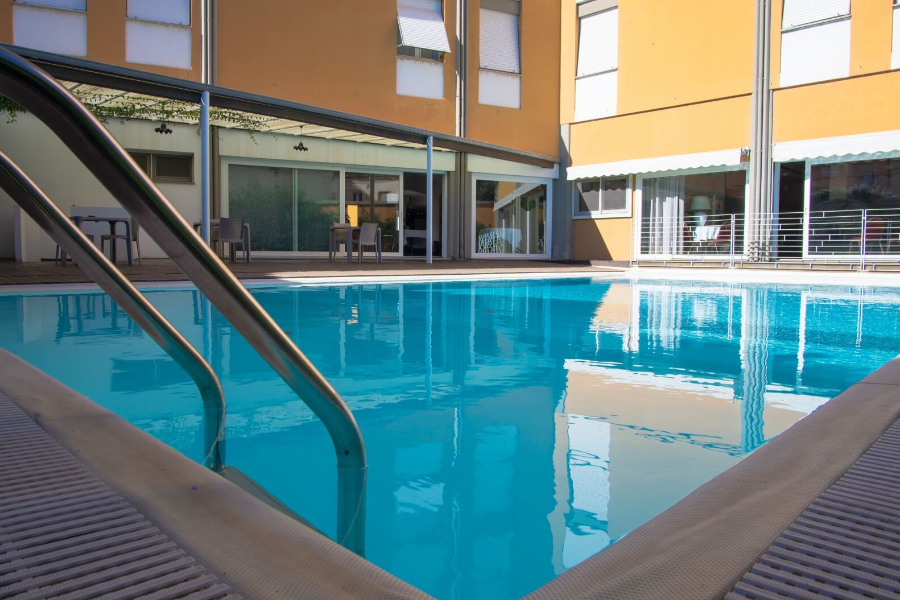 Hotel Mistral 2, piscine extérieure - ©Hotel Mistral 2