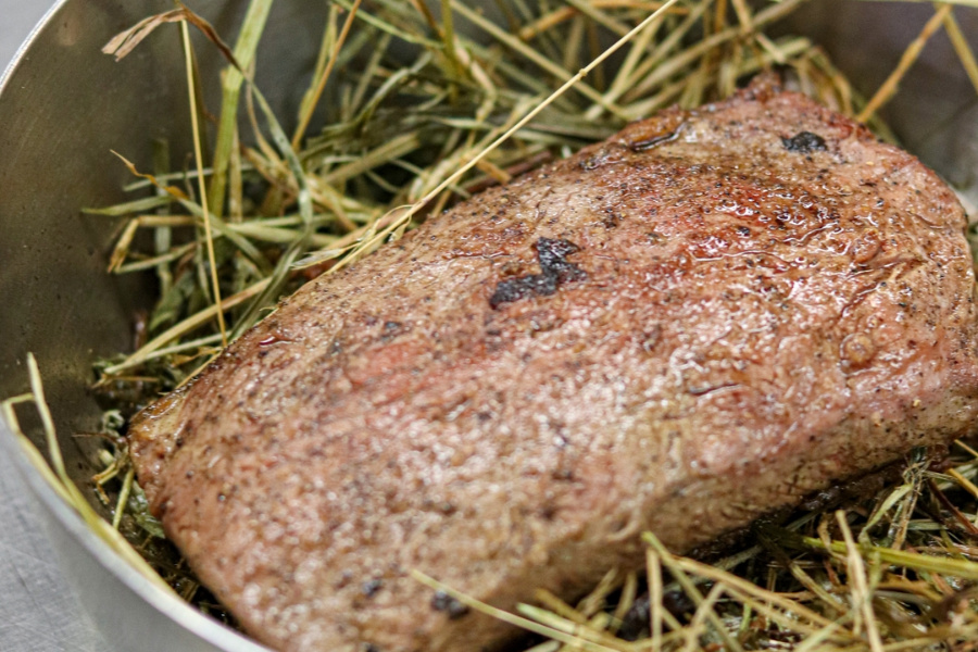 La cuisson parfaite de notre selle d'agneau rôtie au foin. - ©lcev