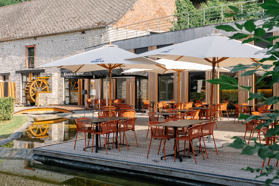 Terrasse côté soleil - ©Jardins de la Molignée