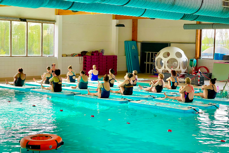 Pratique du yoga sur un flotteur adapté. NEMO33 fournit ce flotteur. Vous fournissez la bonne humeur.