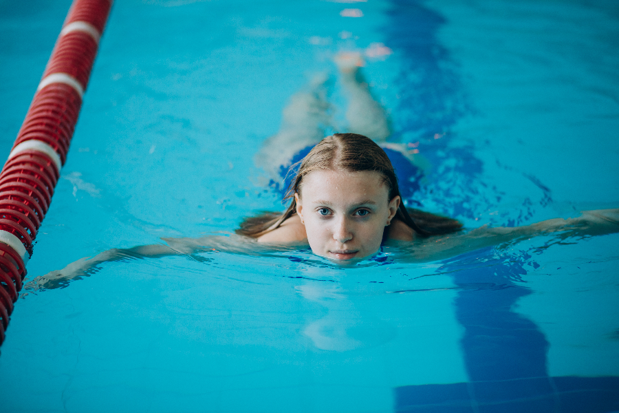 Nos cours de natation collectifs (maximum 6 élèves par groupes) débutent à l'âge de 5 ans (ou presque 5 ans) - ©NEMO33