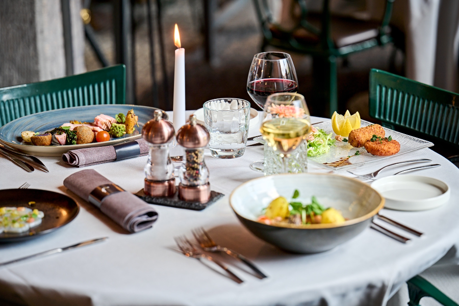 Un cadre enchanteur, une table dressée dans les règles de l'art et une assiette de haut niveau...restaurant la sucrerie à Waterloo - ©vdv