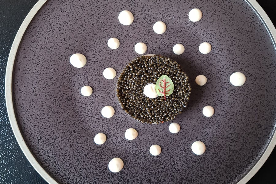 Tartare de bar de ligne mariné et Caviar Baeri Crème aigrelette au raifort et genièvre - ©lepassage