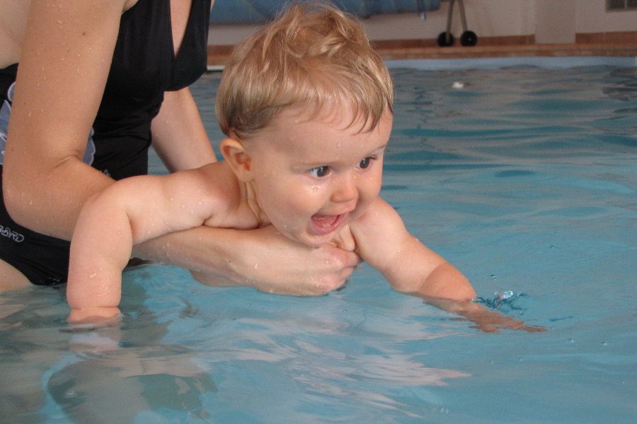 Moment de plaisir et de partage entre le parent et son enfance dans l'eau à 33°. Tout en s'amusant, votre bébé, qui n'est pas encore un nageur, découv - ©NEMO33