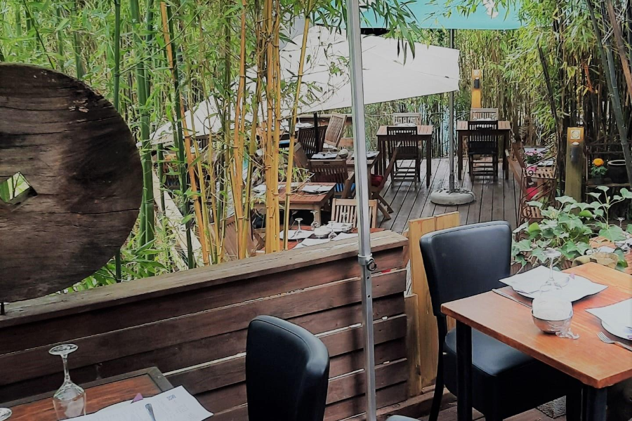 Notre magnifique terrasse à l'ombre des bambous typiquement thaïlandais, un véritable havre de paix et de fraîcheur en été - ©Noï