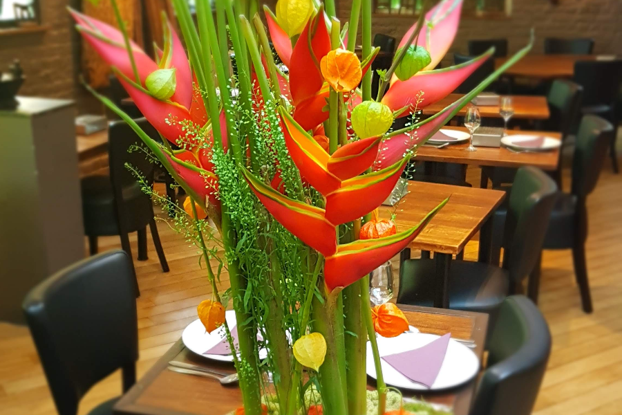 Chaque semaine une composition florale pour un accueil chaleureux et coloré. - ©Noï