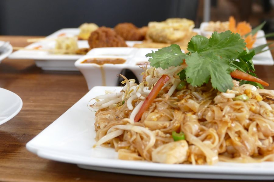 Chez Noï, resto thaï à Linkebeek... un classique de la cuisine thaï, les nouilles sautées au poulet ou Pat Thaï Kaï - ©NOÏ