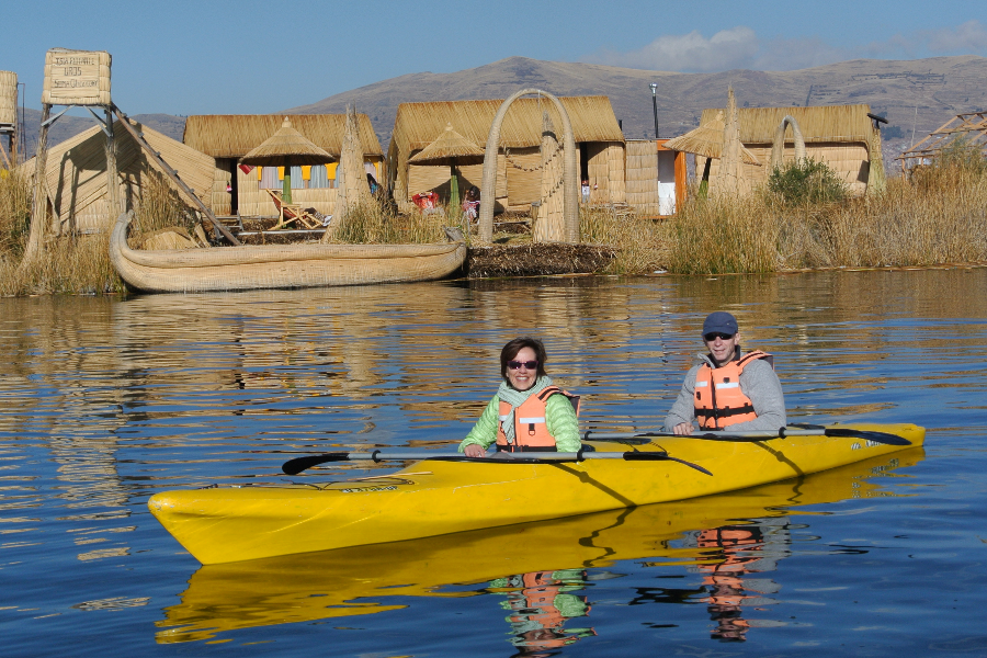 CLIENTS EN KAYAK SUR LE LAC TITICACA UROS