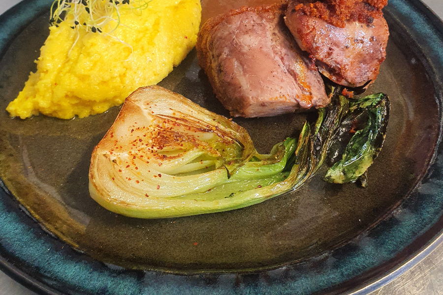 Mignon de porc en croûte de satay, pak choï  braisé et polenta crémeuse, jus réduit - ©@lemarydiane