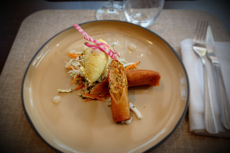 La Truffolie crabe croustillant, salade de chou chinois, courgette, carotte et gel yuzu - ©La Truffolie