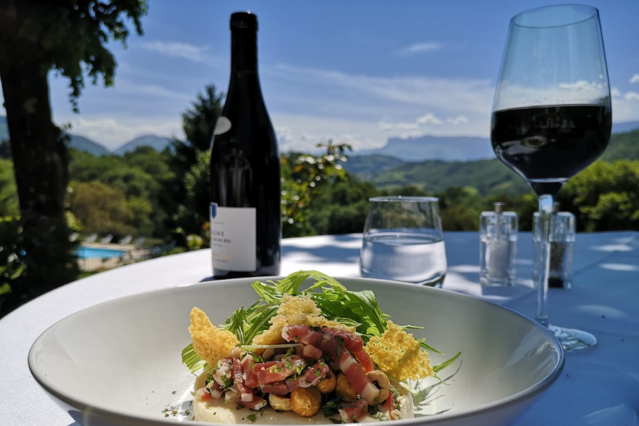 Repas en terrasse ensoleillée avec magnifique vue de l'hôtel restaurant les mesanges - ©Hotel les mesanges