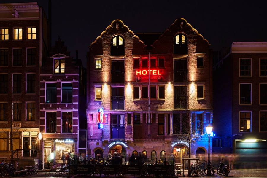 The Bulldoghotel by night