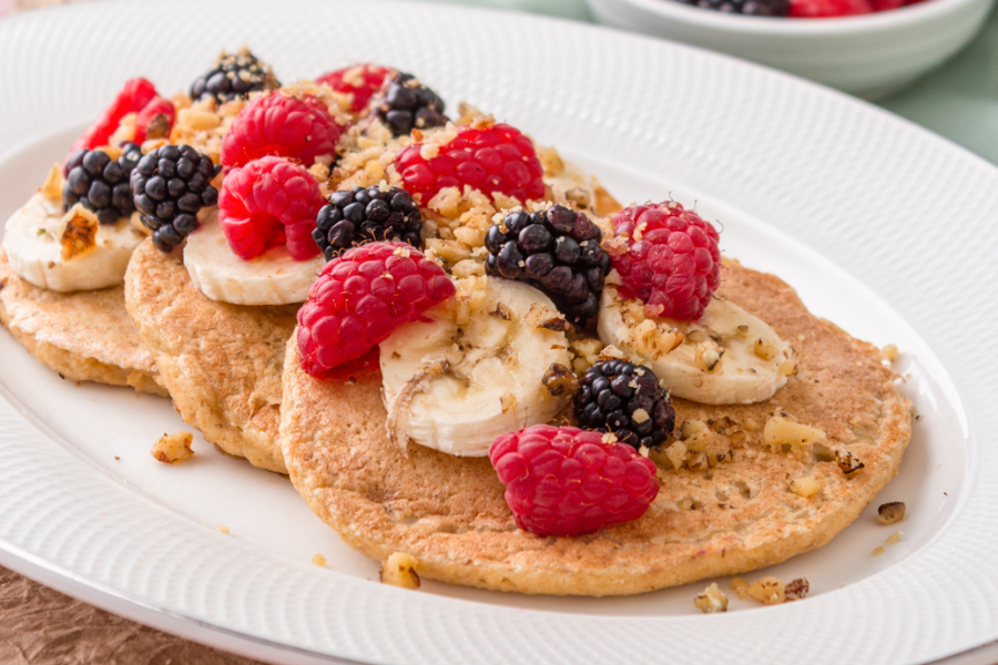 Tántalo Pancake: Gluten free a base de harina de yuca y avena, (sin lactosa) coronamos con guineo, frutos rojos, trozos de nueces y miel de agave. - ©Foto: Tántalo Hotel