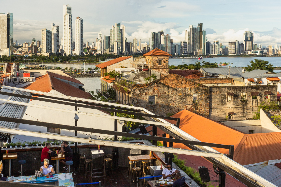 El Roofbar de Tántalo cuenta con una vista espectacular 360° en la que podrás observar increíbles atardeceres y lugares emblemáticos. - ©Foto: Tántalo Hotel