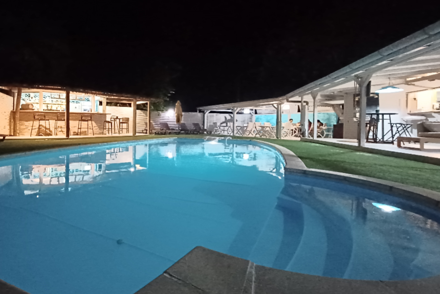 COTE PISCINE BAR ET RESTAURANT SOIR A LA ROSE DU BRESIL MARIE GALANTE