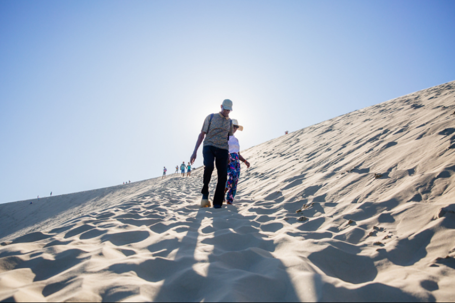 Escalader la Dune du Pilat - ©Office de Tourisme de Lège-Cap Ferret