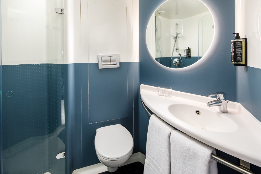 Bathroom - KAI Concept - ©Louis Sinclair for Accor UK / ibis London Blackfriars
