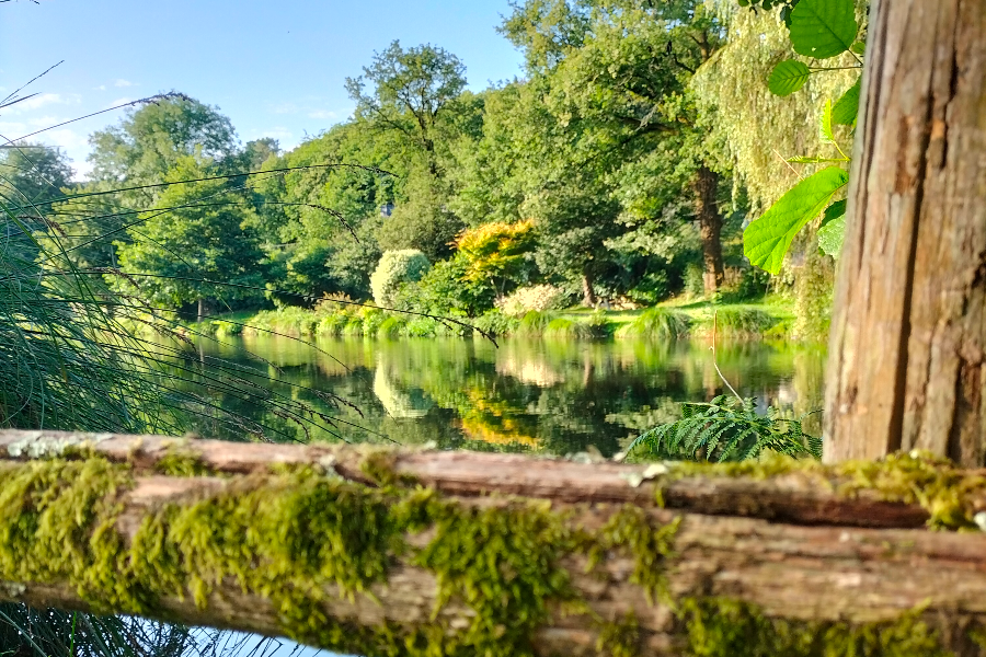 La Vraie-Croix, écrin de verdure et florale, à notre image - ©Agnès V.