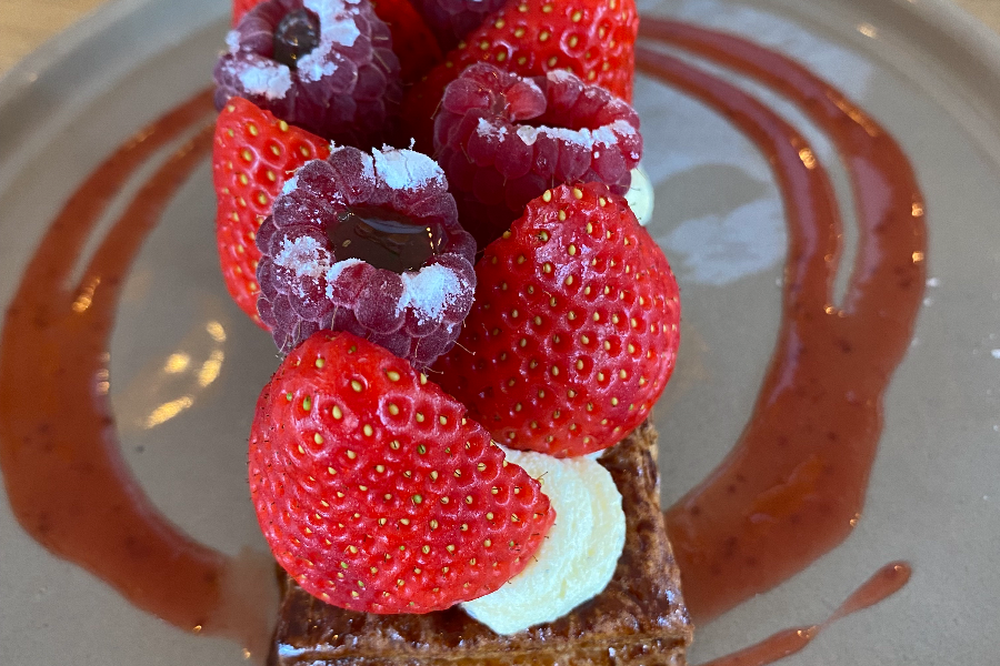 Dessert au menu croustillant de fraises et framboises