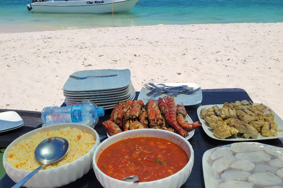 Déjeuner sur la plage - ©Bazaruto Incoming Mozambique