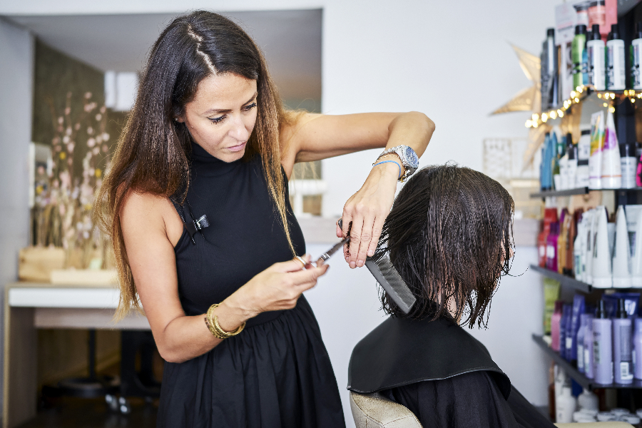 Sabrina de inspiration coiffure qui coupe les cheveux d’une cliente - ©Emmanuel Spassoff
