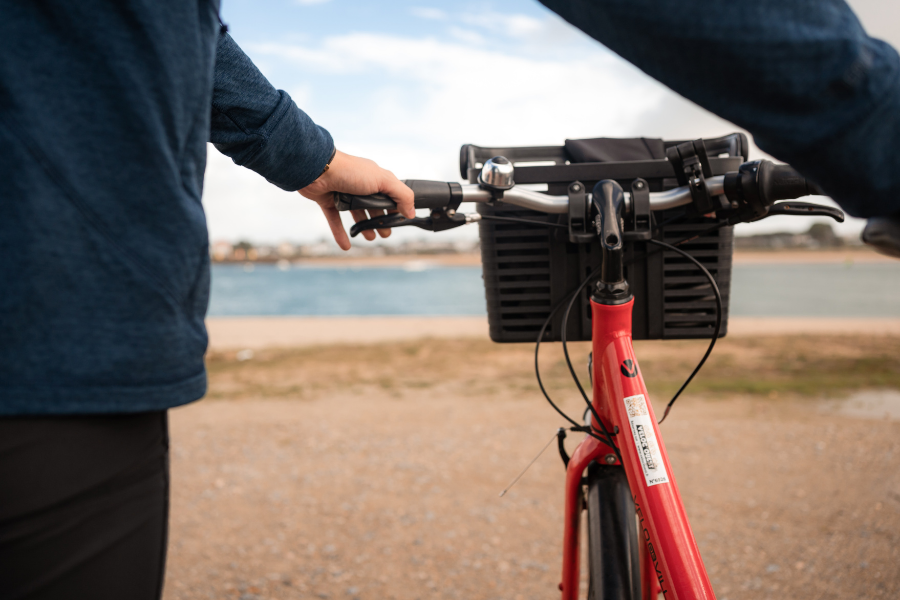 vélo vtc rouge avec panier - ©mezzofortephotographie