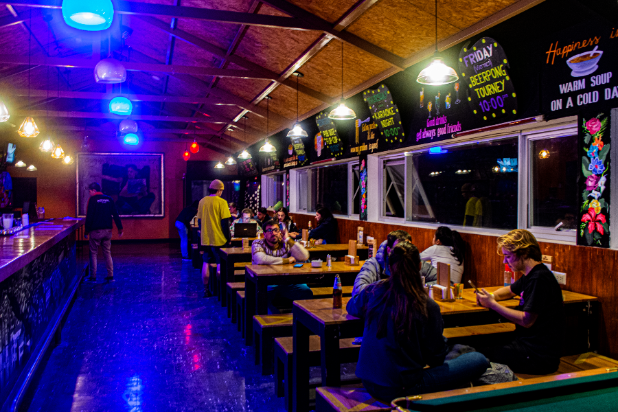 Dans notre bar-restaurant, nous servons des plats et des boissons locaux et internationaux - ©Pariwana Hostels