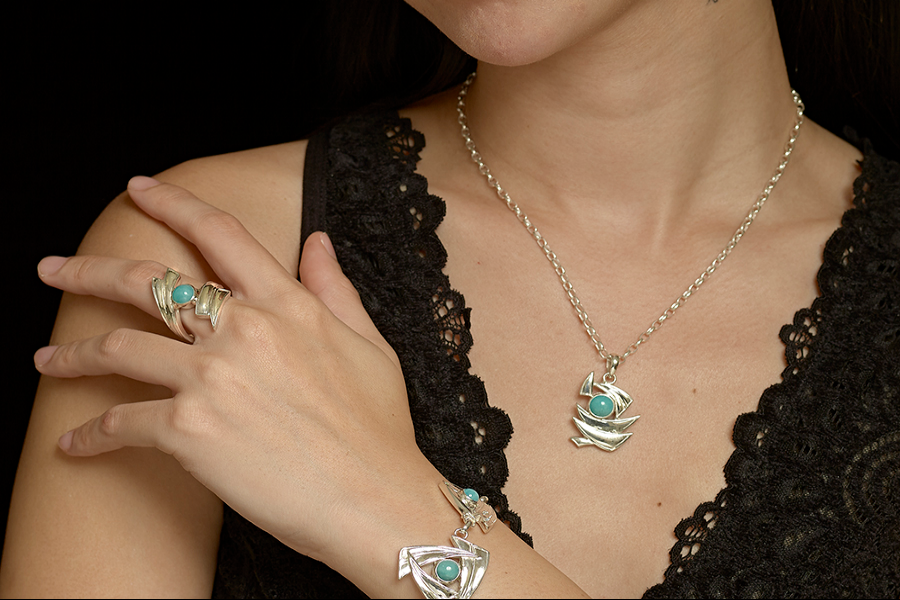 Les Voiles de Bali, une collection inspiree par les barques traditionels de l'ile, argent sterling et sertie de cabochon an amazonite. - ©laurentleger