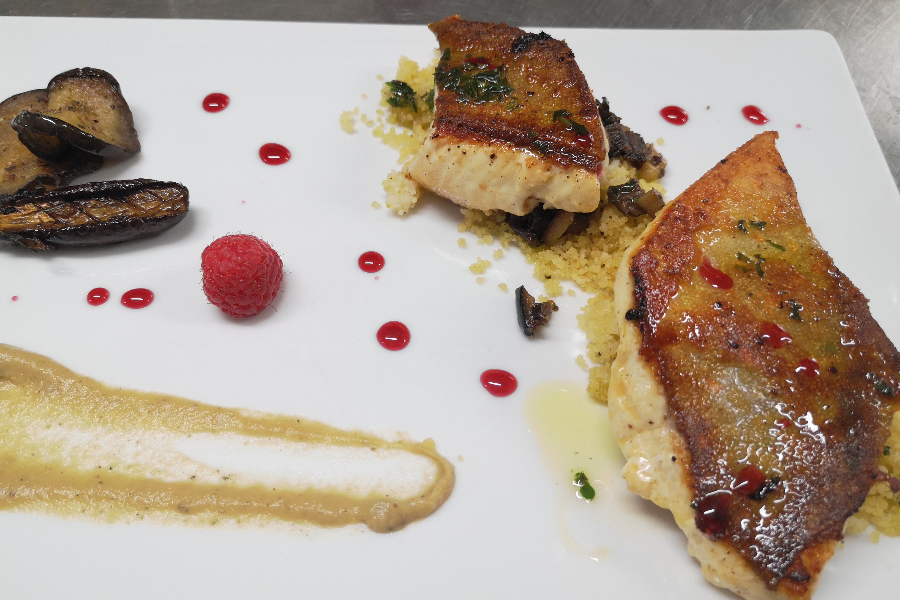 Féra de lac, vinaigrette aubergine-framboise