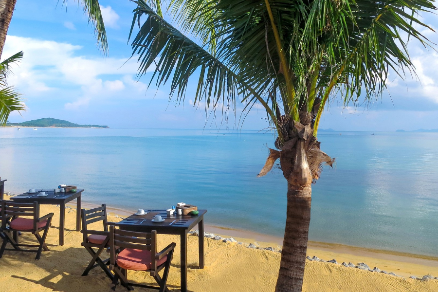 Dining on the beach - ©Paradise Beach Resort Samui