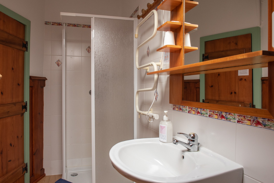 Chambre 2 - salle de bain privative séparée avec douche - ©MQ