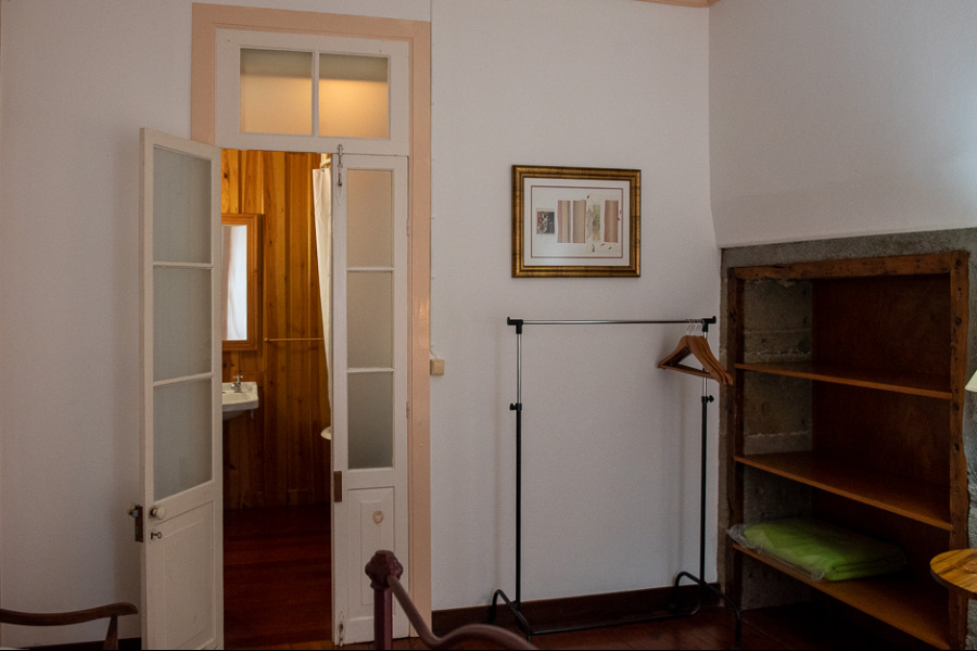Chambre 1 (chambre rose) - accès direct à la salle de bains privative - ©MQ