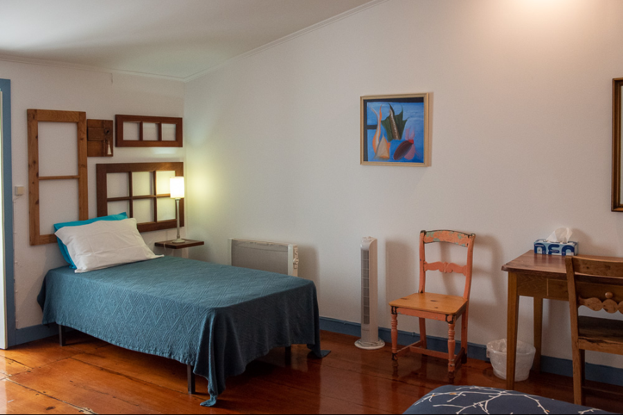 Chambre 3 (chambre bleue) - trois lits simples ou un lit double et un lit simple (par choix) - ©MQ